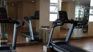Ein Fitnessstudio mit Laufbändern und Trainingsgeräten.