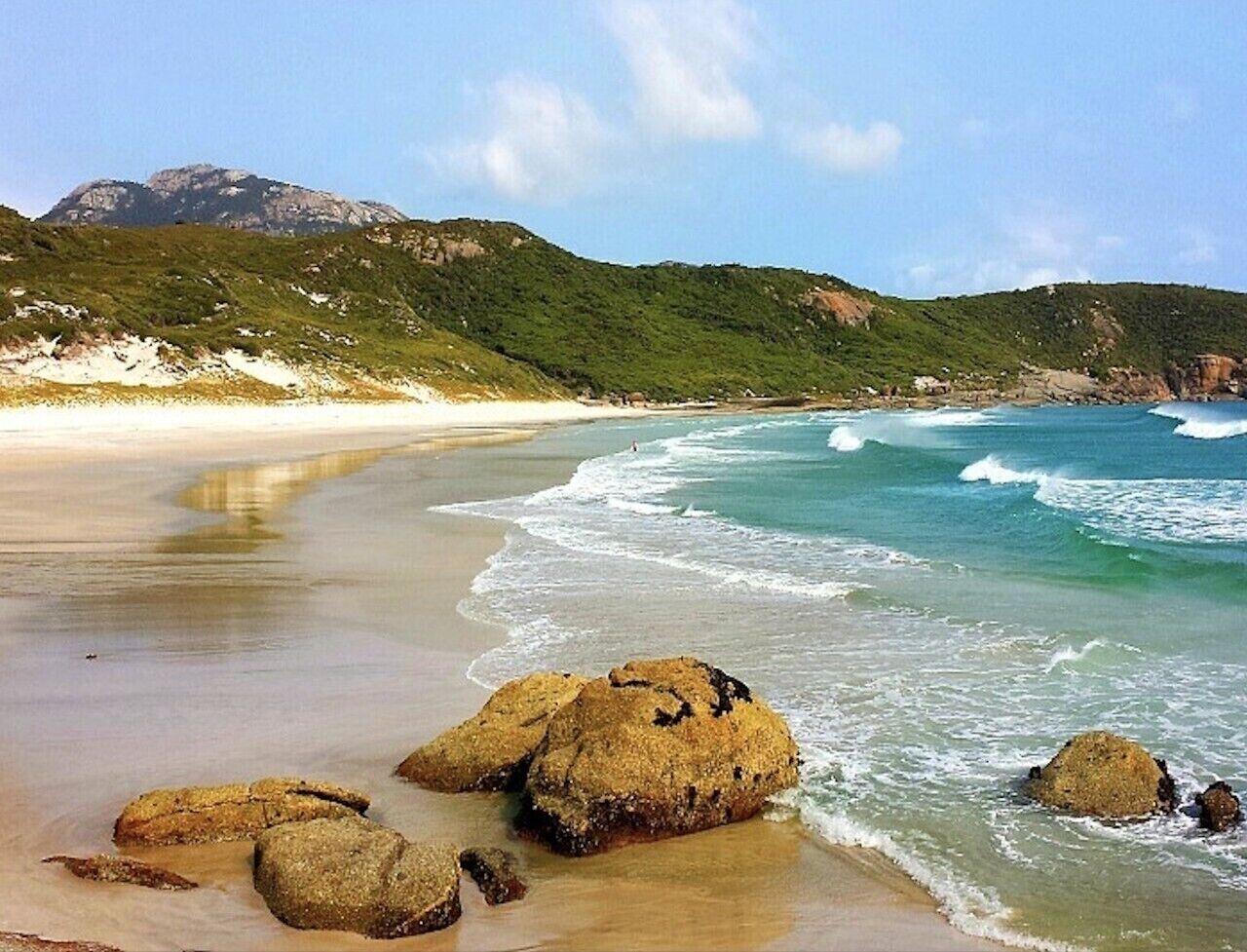 Una spiaggia nelle vicinanze