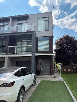Exterior - Furnished 2-Bedroom in Wellington Village | 30+ Day Stays** (Ottawa)