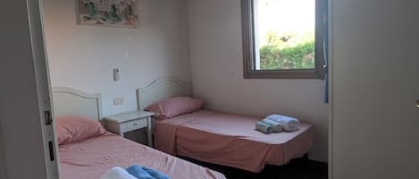 4 habitaciones, cuna de viaje, wifi gratis y ropa de cama