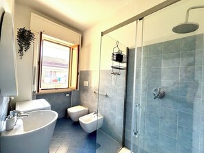 Haartrockner, Bidet, Handtücher, Seife