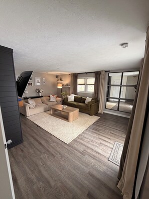 Living area - Spacious Terrific 5-bedroom house in South Bend (South Bend)