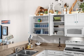 Wasserkocher mit Kaffee-/Teezubehör, Kühlschrank, Mikrowelle, Ofen