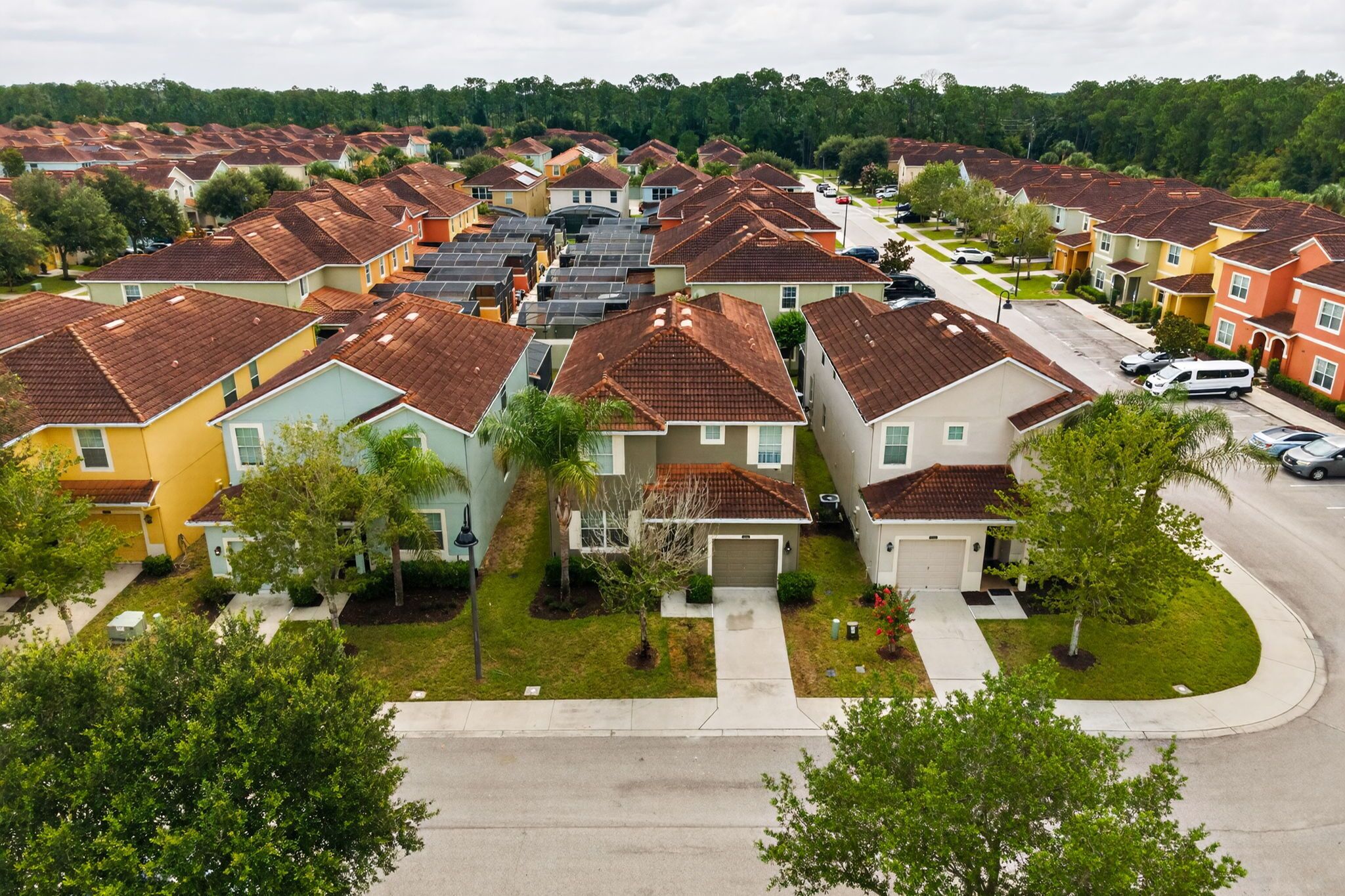 Un quartier résidentiel avec de nombreuses maisons, une route dégagée et un paysage verdoyant.