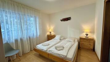 3 bedrooms, iron/ironing board, WiFi, bed sheets