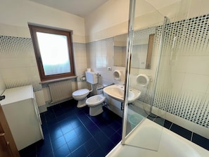 Doccia, asciugacapelli, bidet, asciugamani