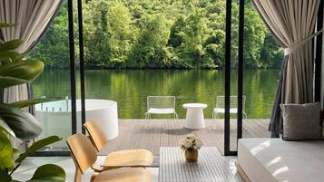 Deluxe Suite, Balcony, River View | Interior