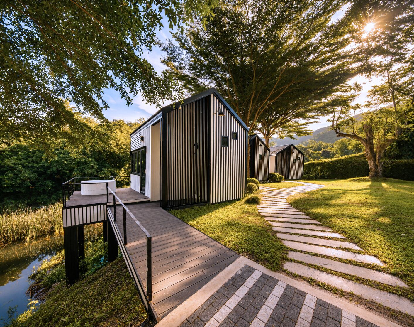 Une structure extérieure moderne dotée d’une terrasse en bois et d’un chemin menant à celle-ci.