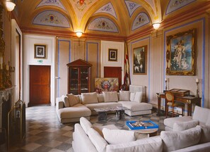 A spacious living room with a checkered floor, a large sofa set, a coffee table, and a fireplace. - Club Carpeneto  (Carpeneto)