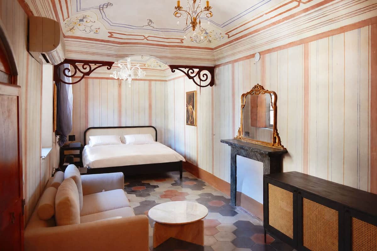 Phòng Suite Cao cấp, 2 phòng ngủ, phòng tắm riêng, quang cảnh vườn | Két bảo mật tại phòng, bàn, khu vực làm việc phù hợp cho laptop 