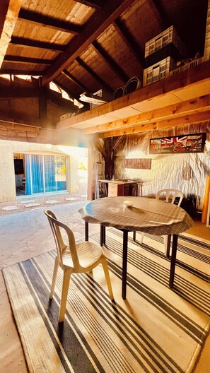 Outdoor dining - Studio Loft Calme 37m2 TV 75" ground floor, parking (VINDRY-SUR-TURDINE)