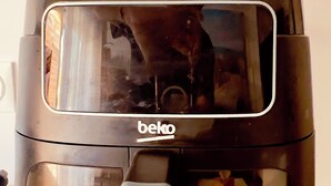 Ein schwarzer Heißluftfritteuse mit Tragegriff, auf dem die Marke 'beko' zu sehen ist.