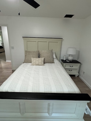 Tabla de planchar con plancha, wifi y ropa de cama