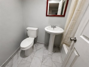 Habitación | Baño | Regadera, amenidades de baño gratuitas, toallas, jabón
