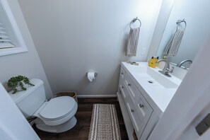 Douche, sèche-cheveux, serviettes fournies, savon