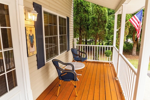Charming Petoskey condo for premier beach, golf and ski retreat