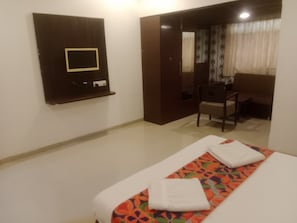 Ein Hotelzimmer mit einem Bett, einem Schreibtisch und einem Stuhl.
