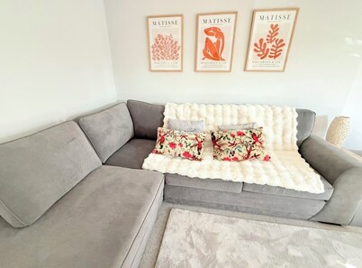 Nr Windsor & Legoland - Sleeps 5 - Free Parking