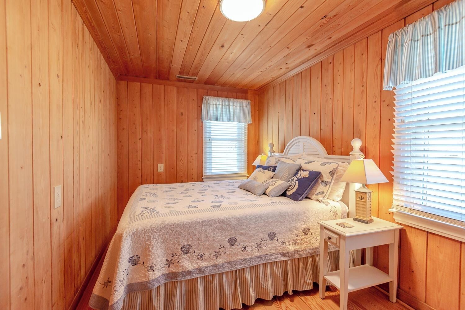 6 bedrooms, WiFi (free), bed sheets