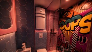 Ein Badezimmer mit Toilette, Waschbecken und Dusche.