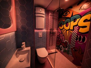 Ein Badezimmer mit Toilette, Waschbecken und Dusche.