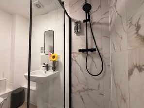 Douche, sèche-cheveux, serviettes fournies, savon