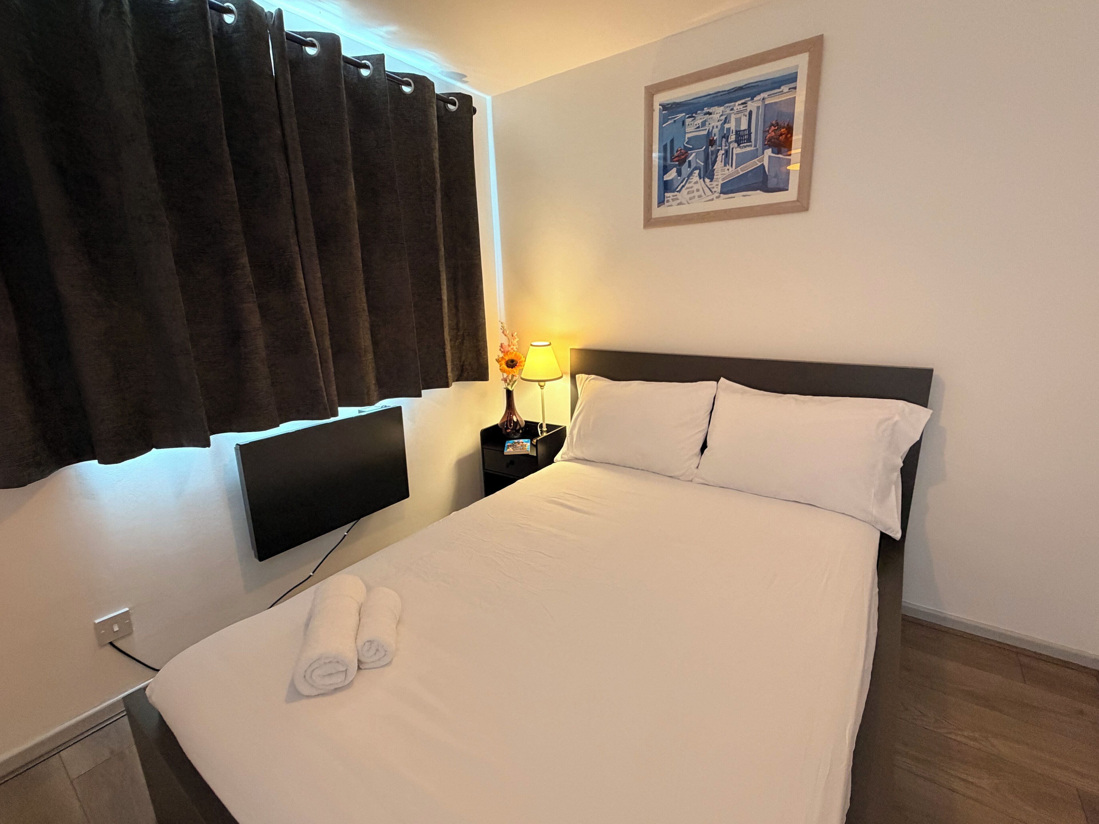 Tabla de planchar con plancha, wifi, ropa de cama