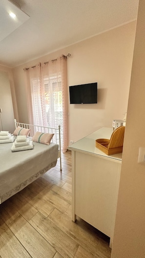 Tabla de planchar con plancha, wifi y ropa de cama 