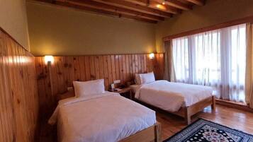 Chambre Deluxe Double ou avec lits jumeaux, balcon, vue montagne | Fer et planche à repasser, Wi-Fi gratuit