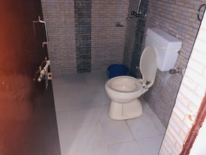 Shower, towels, shampoo - Dev Hotel Mansarovar (Jaipur)