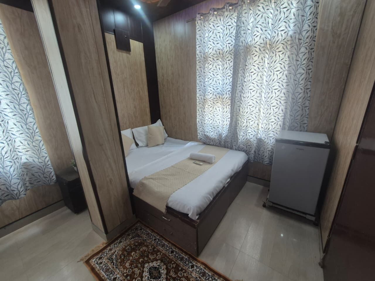 Desk, laptop workspace, WiFi (free)
