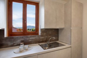 Eine moderne Küche mit Fenster, Spüle und Schränken.