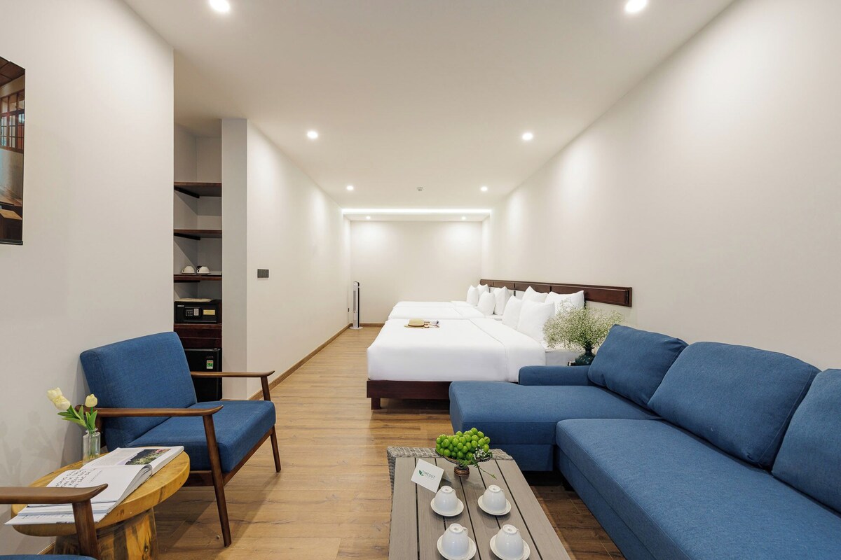 Grand Quadruple Room, Garden View | Bar mini percuma, meja, Wi-fi percuma 