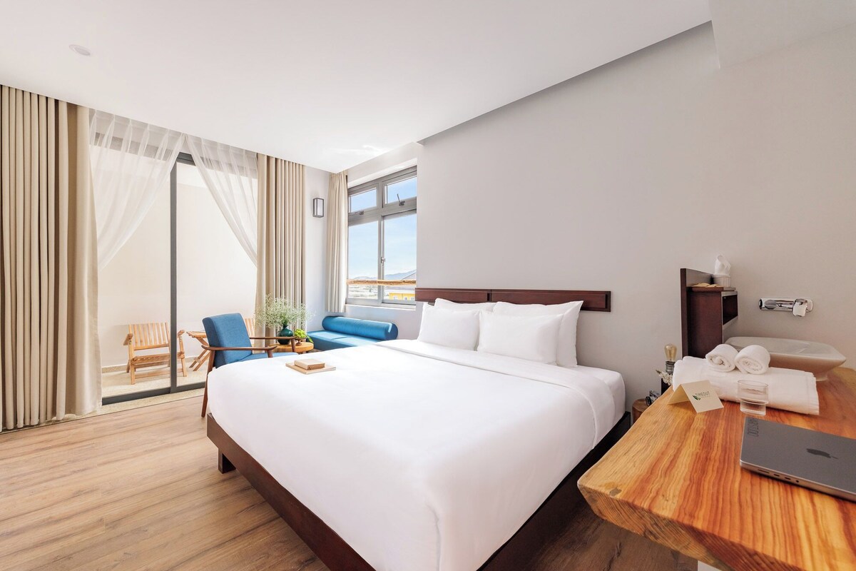 Basic Double Room, Garden View | Bar mini percuma, meja, Wi-fi percuma 