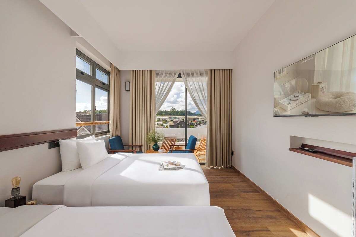 Deluxe Double or Twin Room, Balcony, Hill View | Bar mini percuma, meja, Wi-fi percuma 