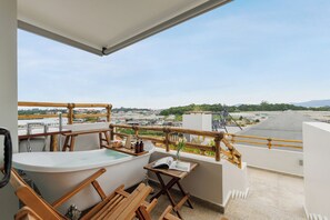 Premium Double Room, Balcony, Hill View | Balkoni