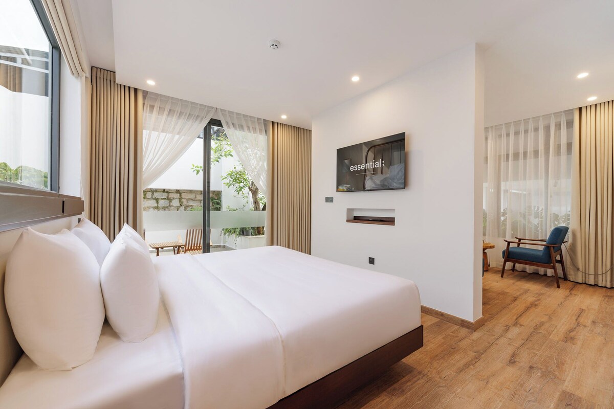 Signature Suite, Balcony, Garden View | Bar mini percuma, meja, Wi-fi percuma 