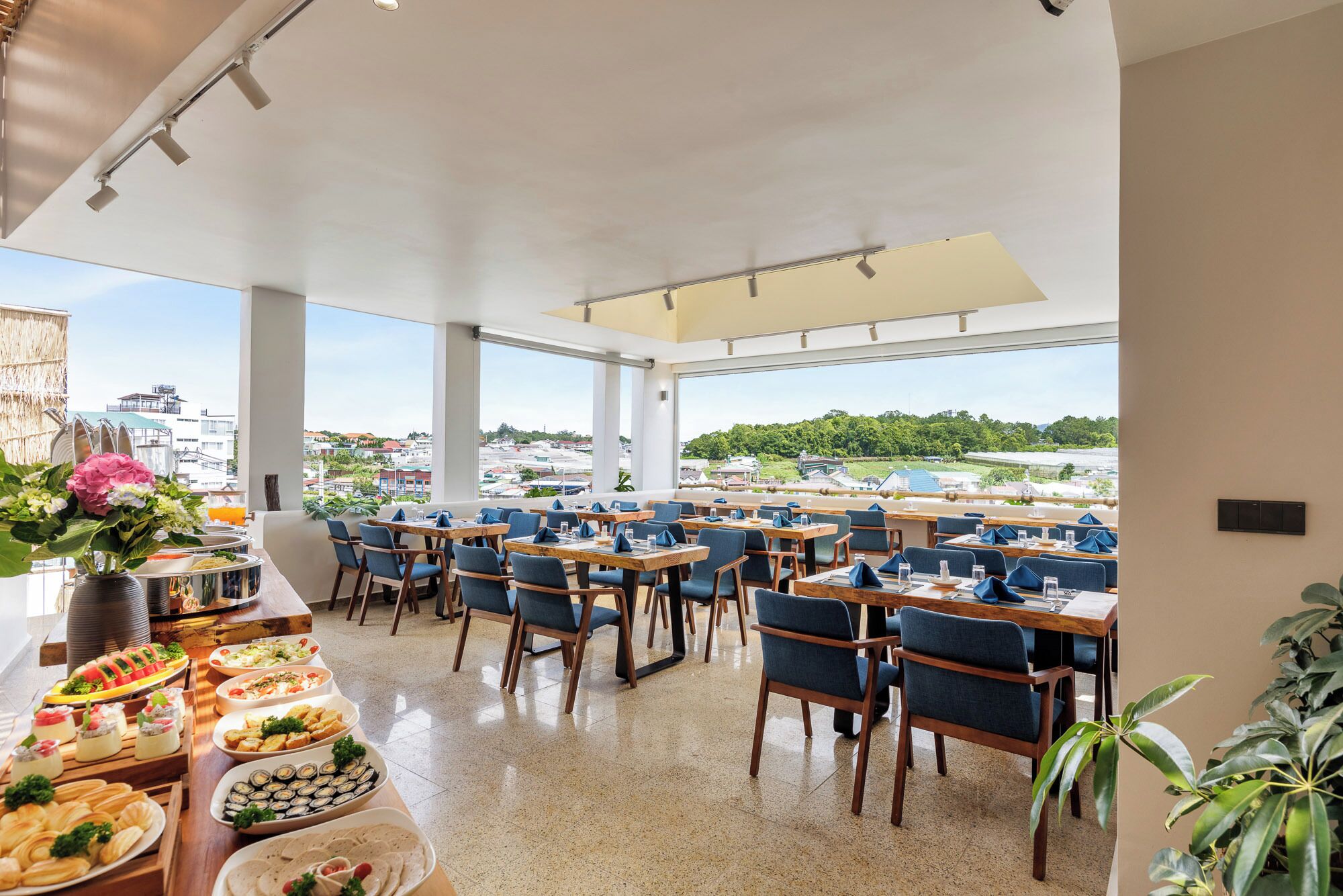 Free daily buffet breakfast 