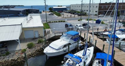 2-bedroom boat in enchanting Panama City with AC comfort