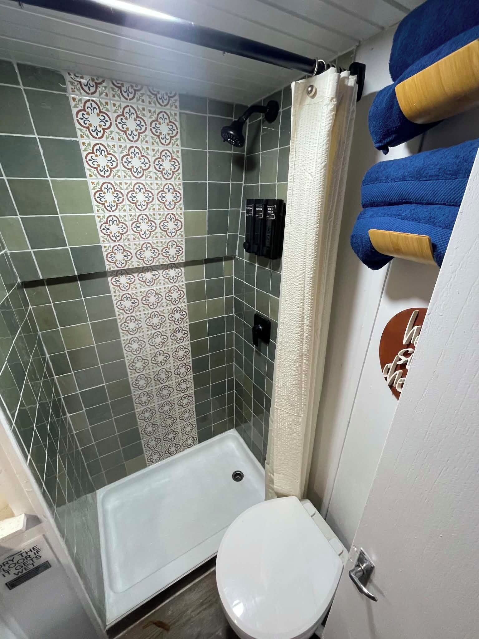Secadora de cabello, toallas, jabón, papel de baño 
