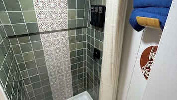 Secadora de cabello, toallas, jabón, papel de baño