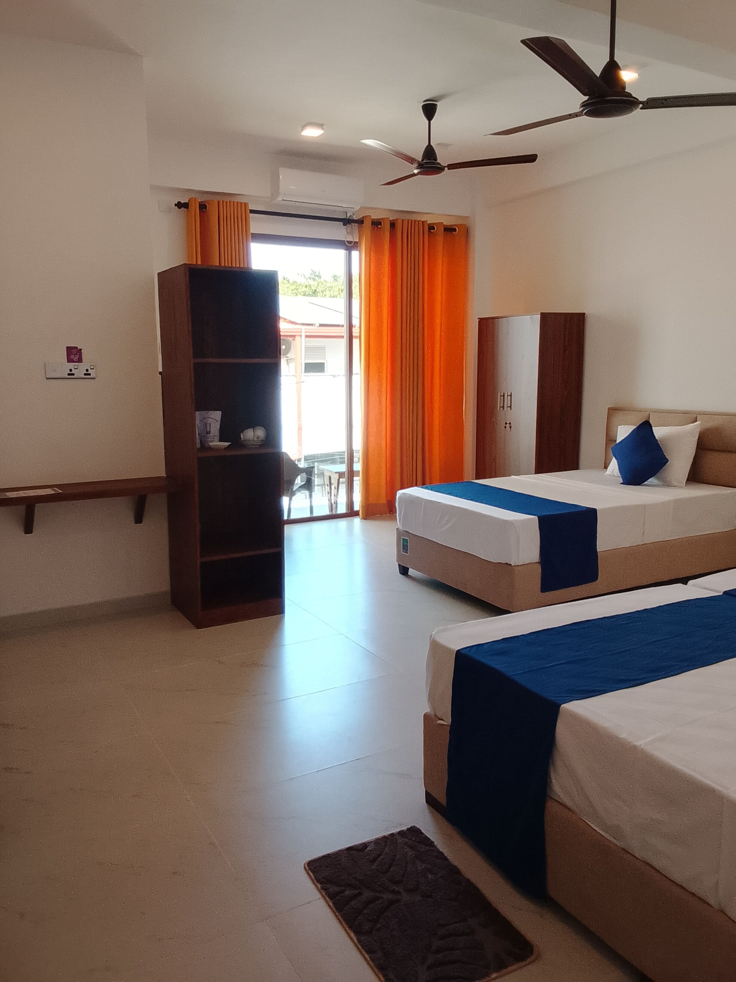 Habitación triple superior, vistas al jardín | Wifi gratis y ropa de cama