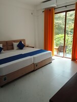 Quarto triplo superior, sacada, vista para o jardim | Wi-Fi de cortesia, roupa de cama