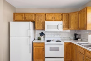 Wasserkocher mit Kaffee-/Teezubehör, Kühlschrank, Mikrowelle, Ofen