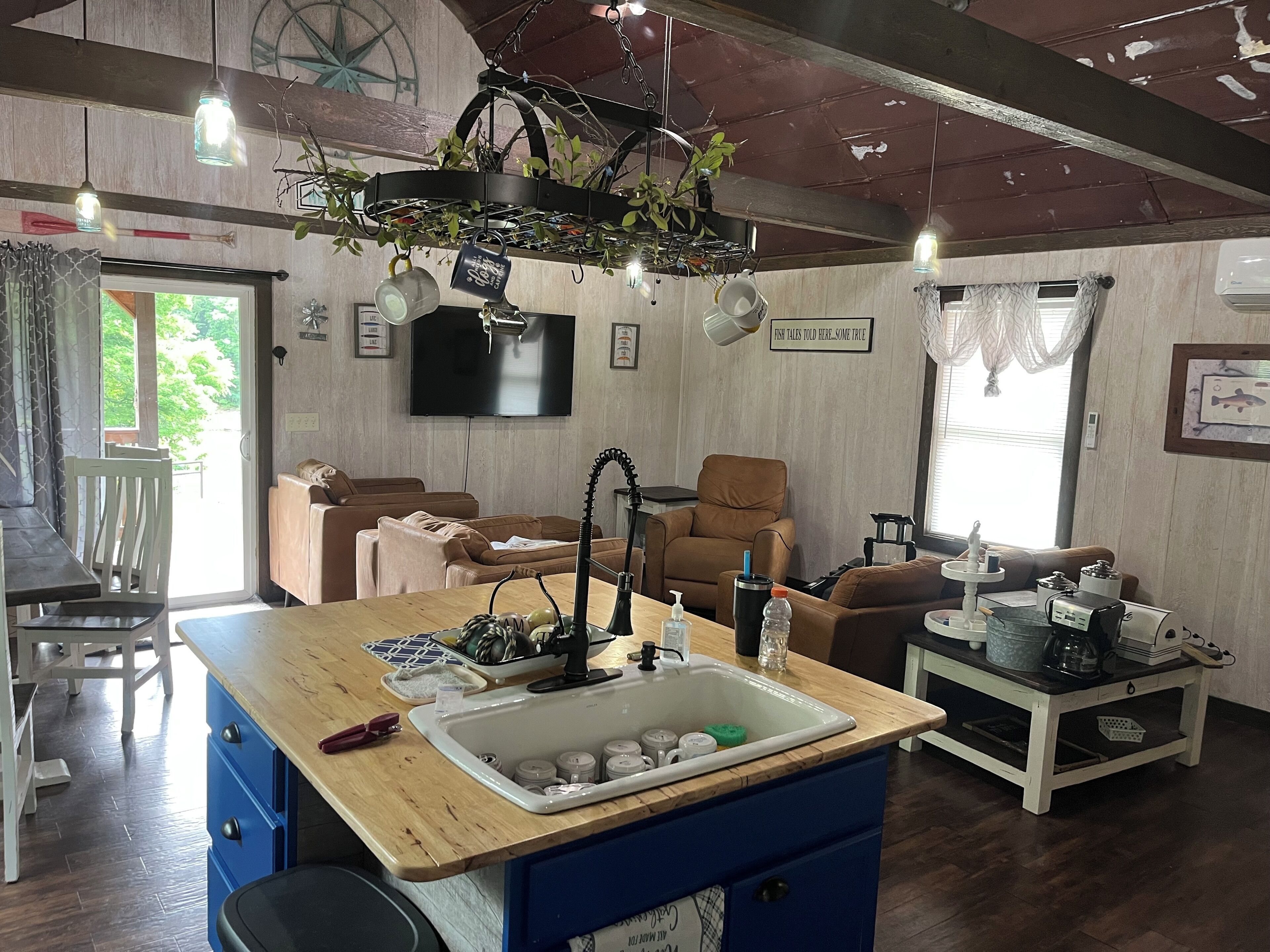 Un salon chaleureux avec une table à manger en bois, un évier intégré et un coin salon confortable.