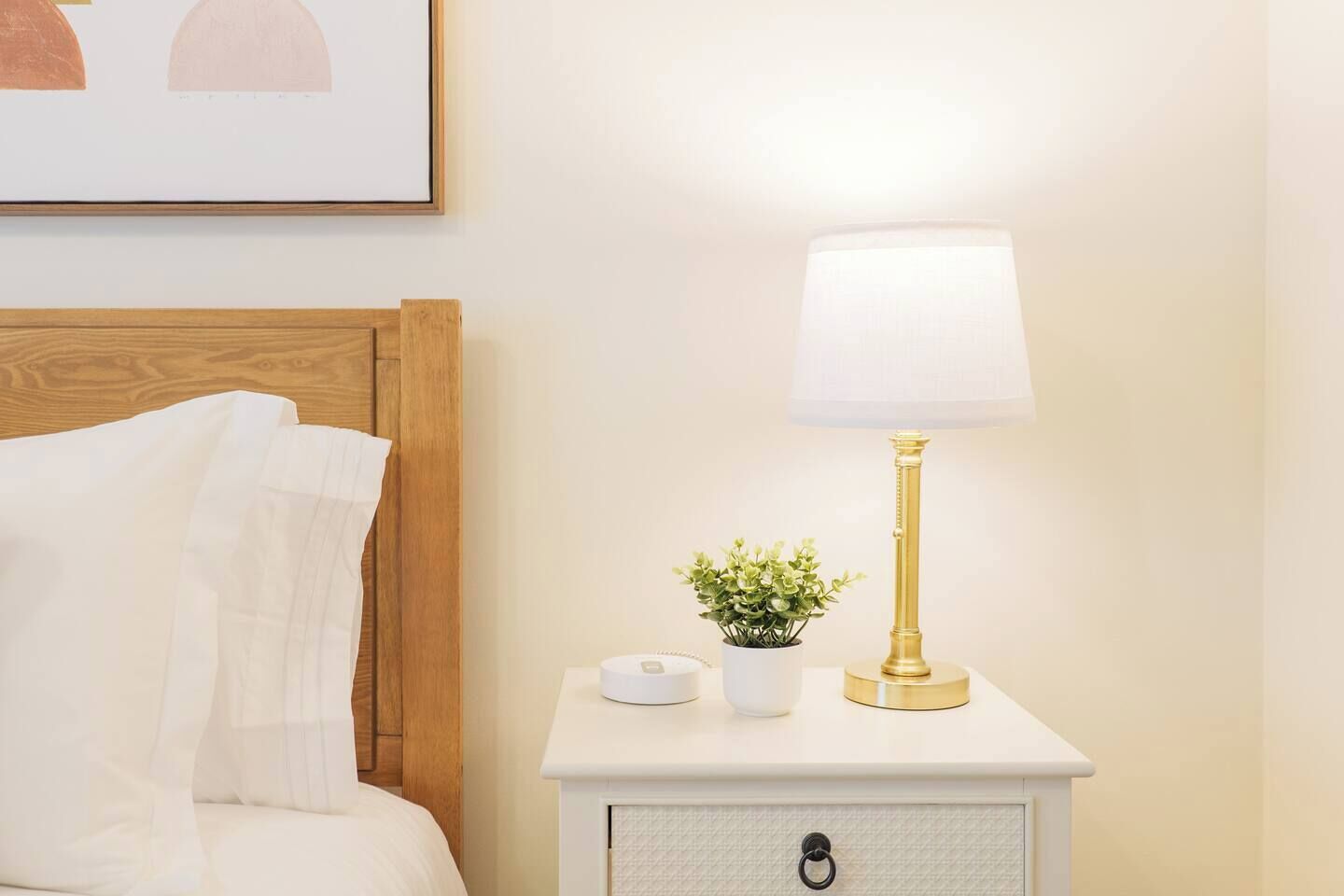 Tabla de planchar con plancha, cuna de viaje, wifi y ropa de cama 
