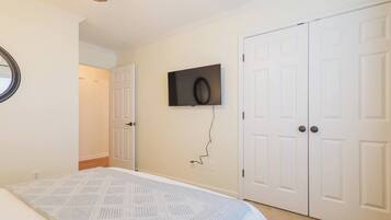3 bedrooms, iron/ironing board, travel crib, WiFi