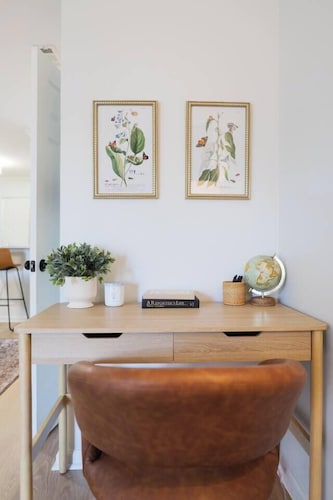 Lakefront Townhome • King Beds • 3 TVs • Pets Ok