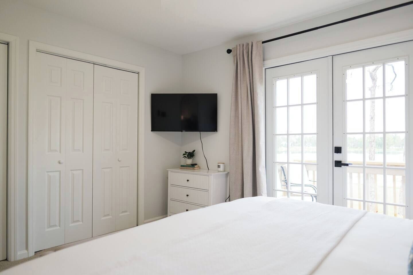 Desk, iron/ironing board, travel cot, WiFi