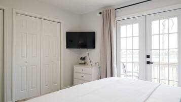 Desk, iron/ironing board, travel cot, WiFi